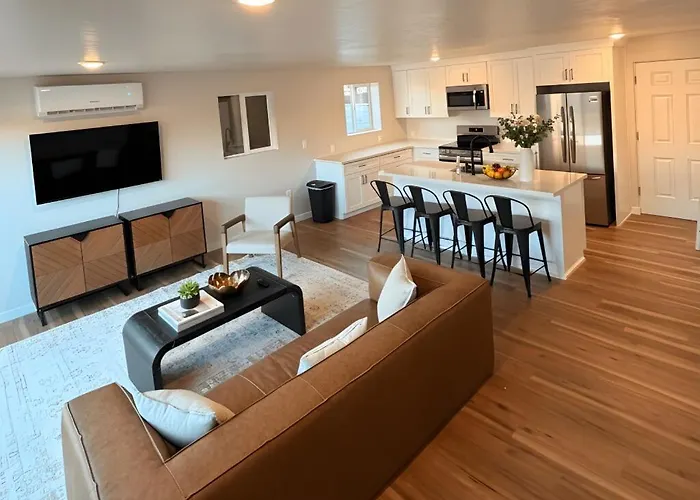 Сasa de vacaciones Modern Urban Container Retreat Sleeps 5 Near Uofa, Banner,