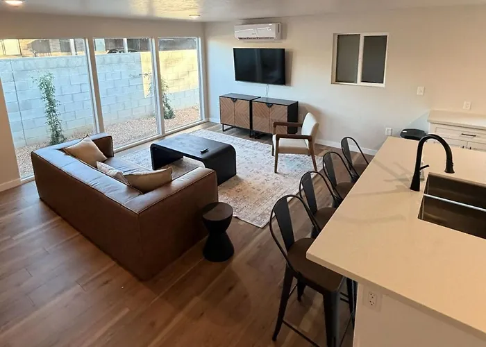 Сasa de vacaciones Modern Urban Container Retreat Sleeps 5 Near Uofa, Banner, Tucson