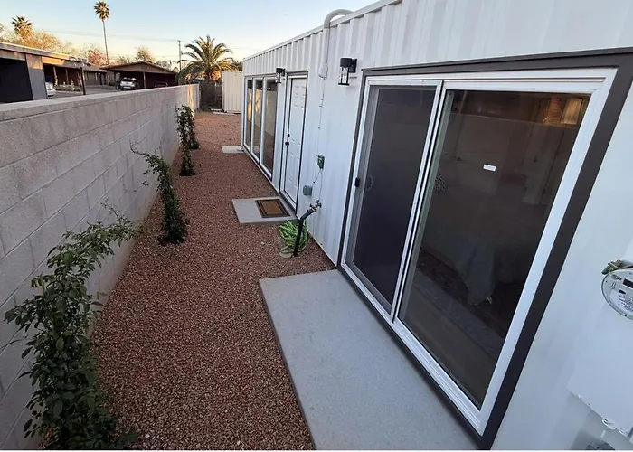 Сasa de vacaciones Modern Urban Container Retreat Sleeps 5 Near Uofa, Banner,