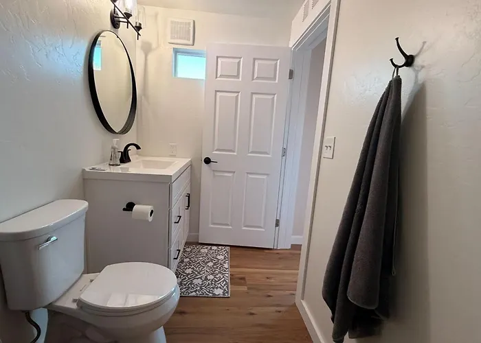 Сasa de vacaciones Modern Urban Container Retreat Sleeps 5 Near Uofa, Banner,