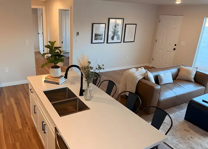 Modern Urban Container Retreat Sleeps 5 Near Uofa, Banner, Сasa de vacaciones *