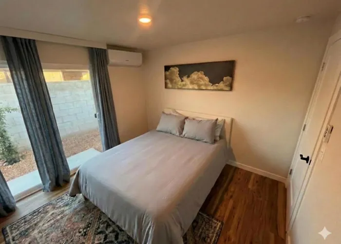 Сasa de vacaciones Modern Urban Container Retreat Sleeps 5 Near Uofa, Banner, *